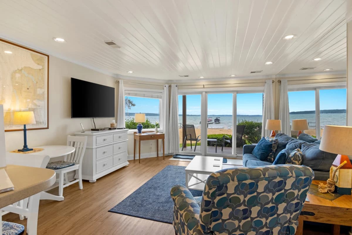 Beachside Haven 102 |Beachfront Condo |Near Downtown + Tart Trail photo 2