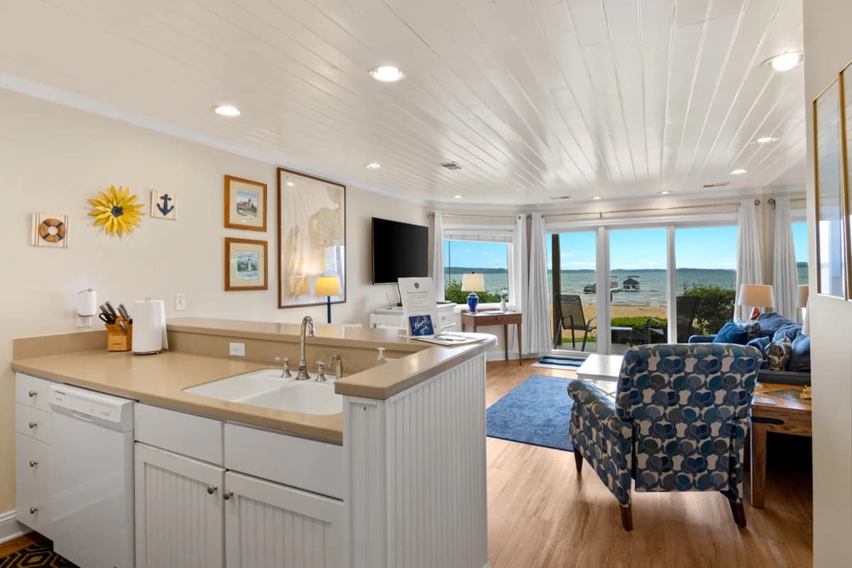 Beachside Haven 102 |Beachfront Condo |Near Downtown + Tart Trail photo 10