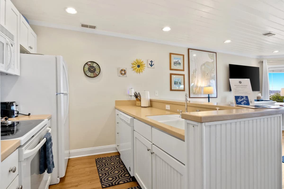 Beachside Haven 102 |Beachfront Condo |Near Downtown + Tart Trail photo 15