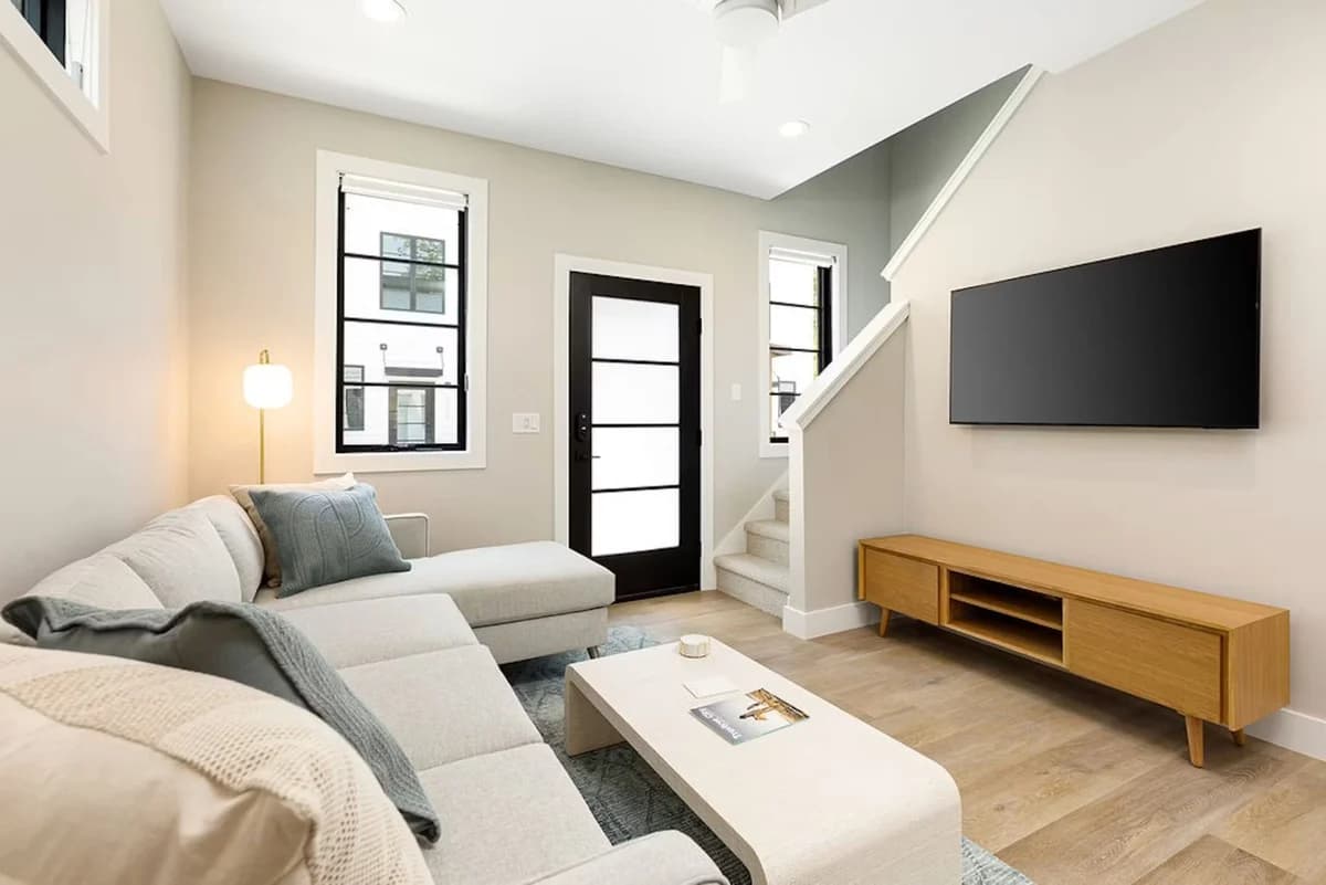 Hamilton Place | Lakestone 2BR | Near Downtown Beaches photo 3