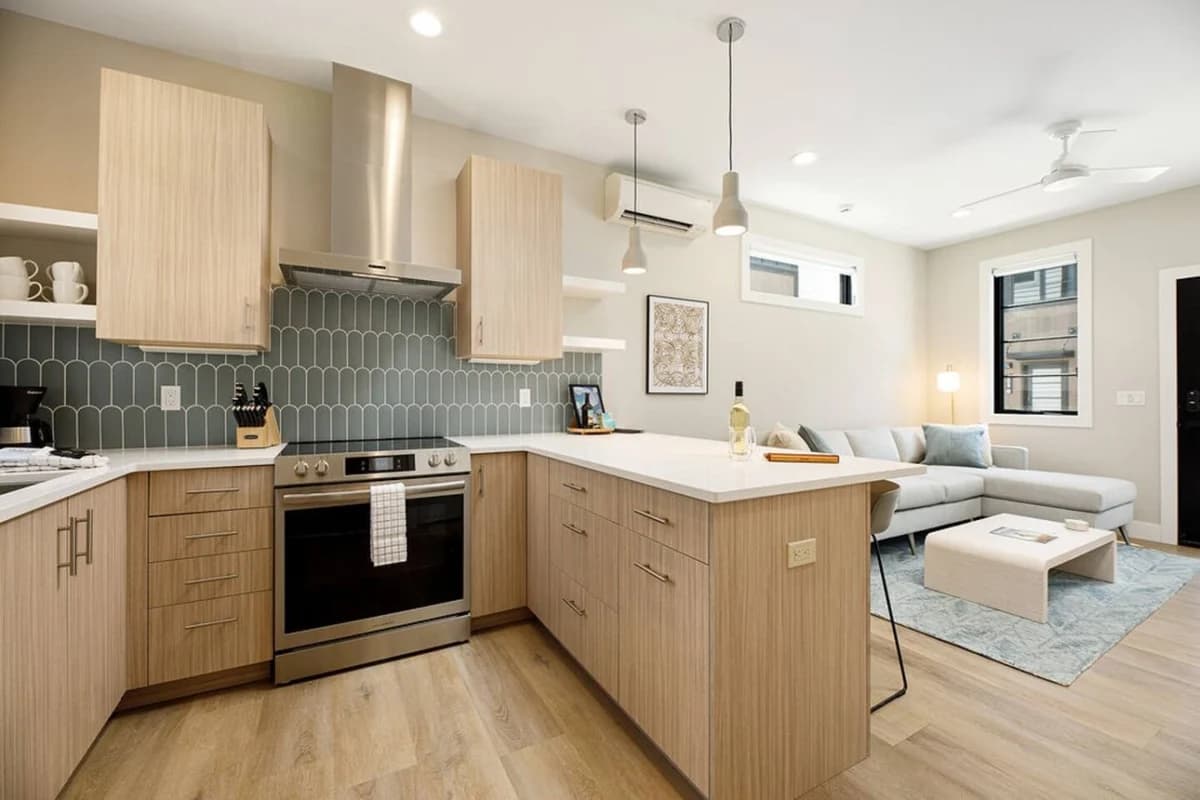 Hamilton Place | Lakestone 2BR | Near Downtown Beaches photo 4