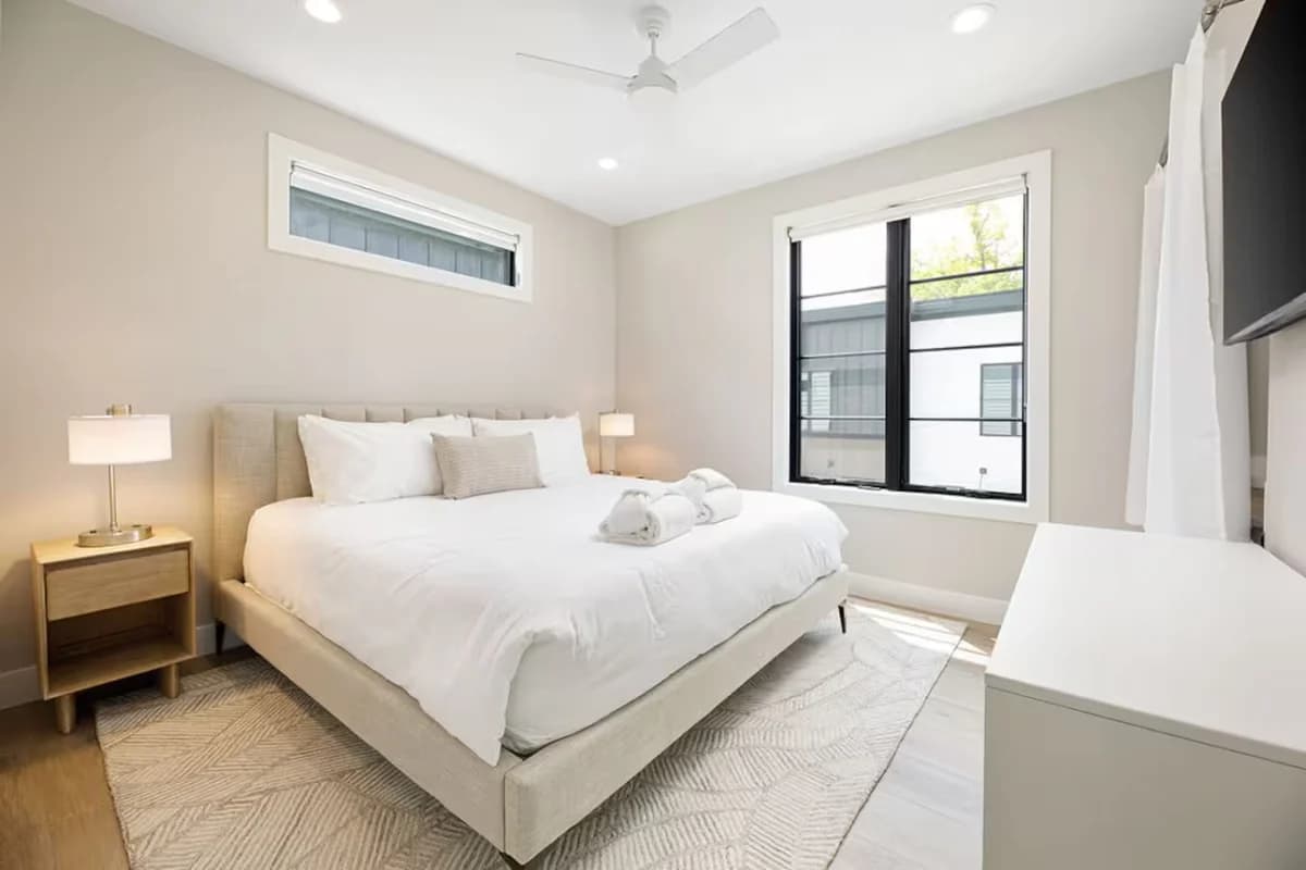 Hamilton Place | Lakestone 2BR | Near Downtown Beaches photo 5