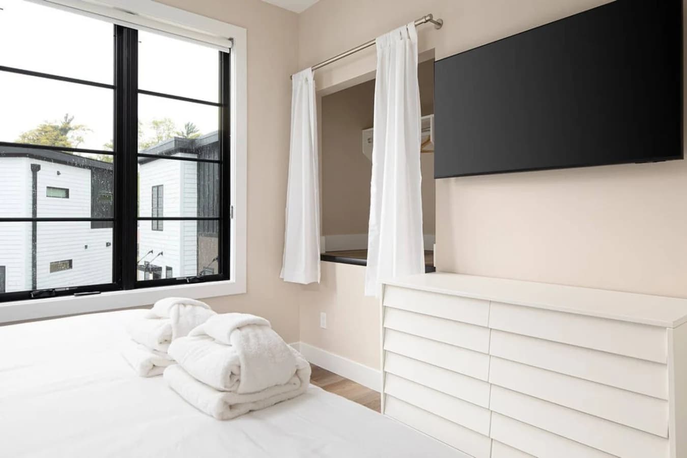 Hamilton Place | Sagewood Building 6BR | Near Downtown Beaches photo 9