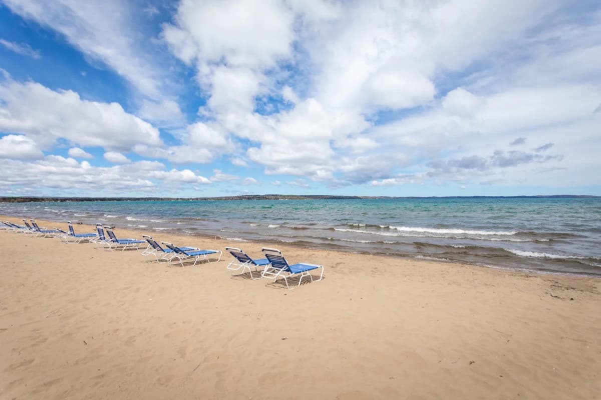 Oasis 321 · Beachfront Condo