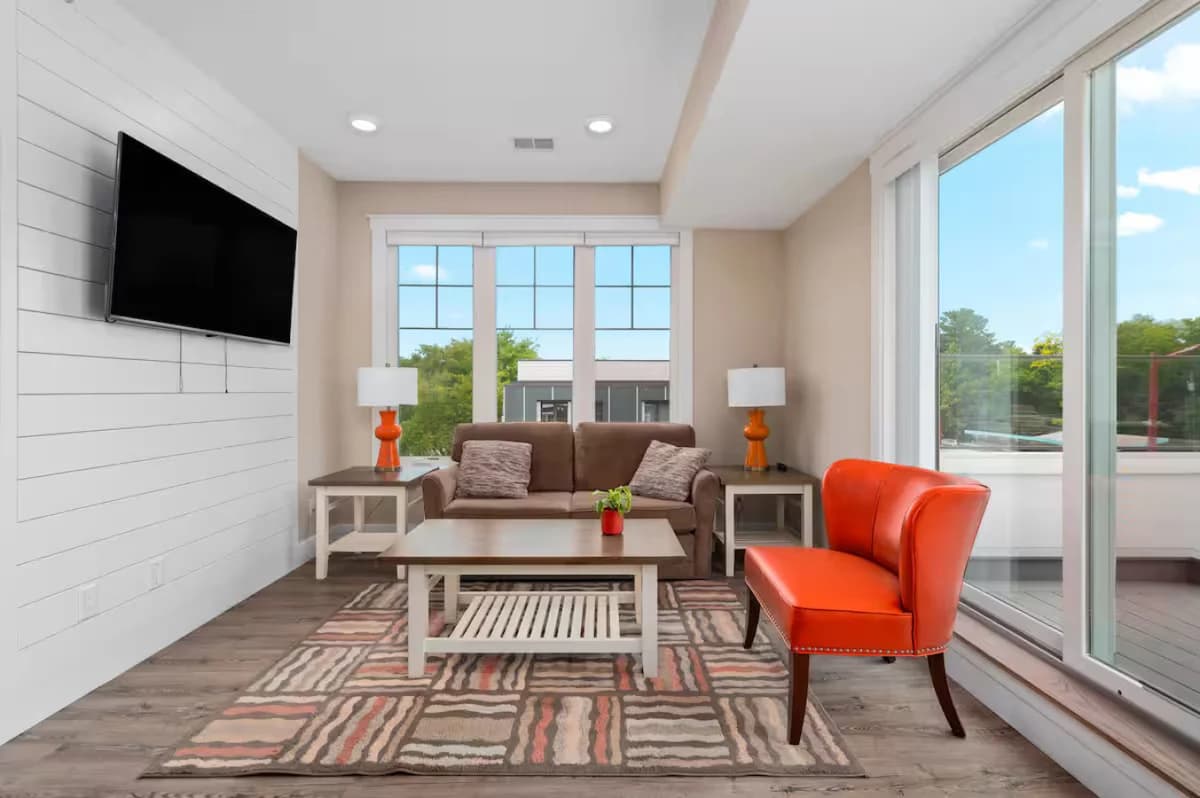Private Hot Tub The Perch 14 |2BR |Patio |Downtown photo 4