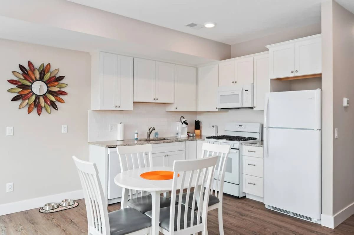 Private Hot Tub The Perch 14 |2BR |Patio |Downtown photo 6