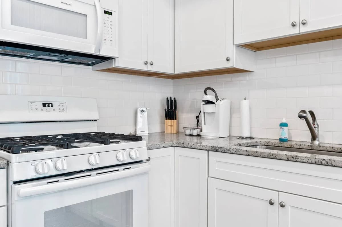 Private Hot Tub The Roost 16 |2BR |Patio |Downtown photo 7
