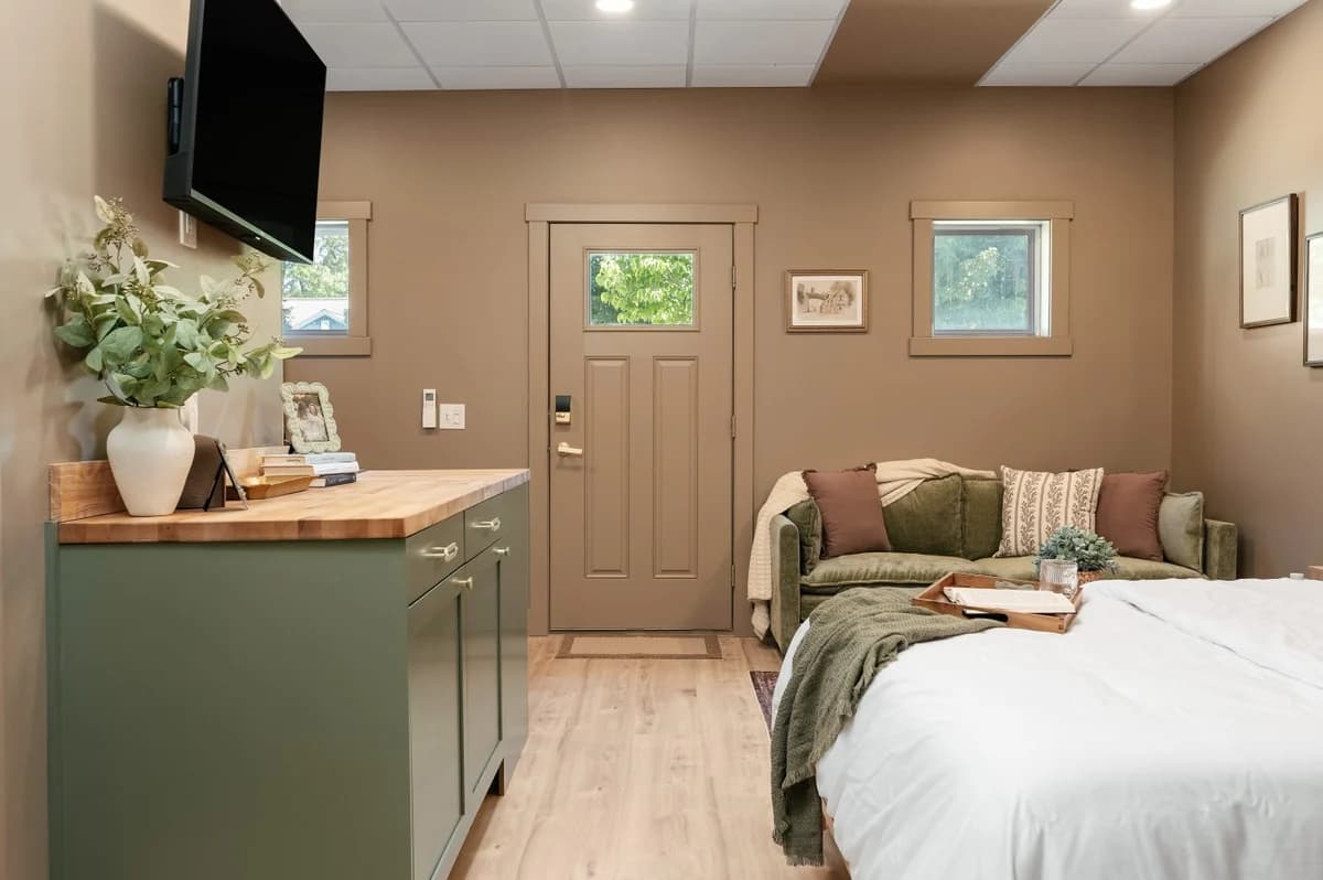 Sage Solace Studio | Near Downtown & Beaches photo 7